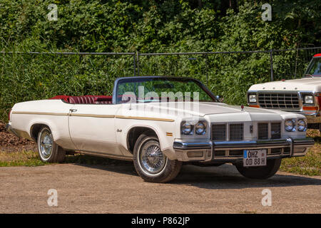 Stade, Deutschland - Juli 8, 2018: ein Jahrgang 1975 Oldsmobile Delta 88 Royale am 5. Sommer Antriebs US Car Meeting. Stockfoto