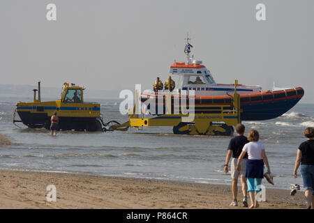 Reddingsboot komt aan Land; Rettung Boot an Land kommen Stockfoto