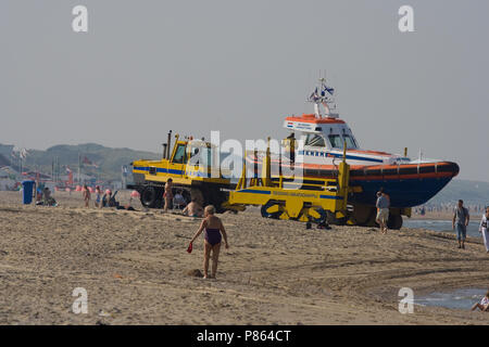 Reddingsboot komt aan Land; Rettung Boot an Land kommen Stockfoto