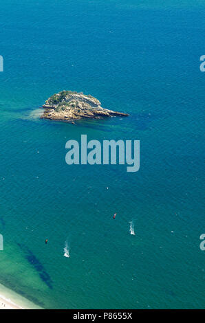 Zwei Kitesurfer, von weit oben gesehen, Surfen über Blau und Grün Gewässer mit Portinho da Arrábida Strand an der Serra da Arrábida. Kleine Insel in v Stockfoto