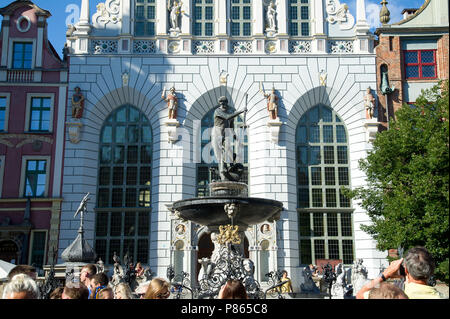 Flämische manieristischen Fontanna Neptuna (des Neptun Brunnen) und niederländischen Manierismus Dwor Artusa (Artushof) auf Dlugi Targ (Langen Markt) in der Stadt in hist Stockfoto