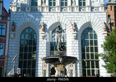 Flämische manieristischen Fontanna Neptuna (des Neptun Brunnen) und niederländischen Manierismus Dwor Artusa (Artushof) auf Dlugi Targ (Langen Markt) in der Stadt in hist Stockfoto