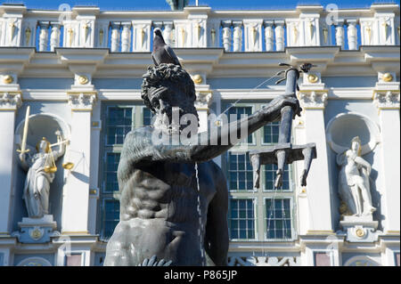 Flämische manieristischen Fontanna Neptuna (des Neptun Brunnen) und niederländischen Manierismus Dwor Artusa (Artushof) auf Dlugi Targ (Langen Markt) in der Stadt in hist Stockfoto