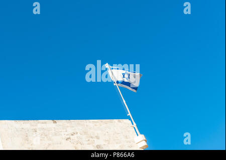 Israel, Jerusalem - 24. Juni 2018: Die israelische Flagge auf der Oberseite des Jerusalem Historisches Rathaus Gebäude - das Rathaus Während des britischen Mandats Stockfoto