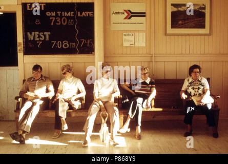 Passagiere in der Station an der East Glacier Park Montana warten, für den Zug, der Sie nach Seattle, Washington, Juni 1974 nehmen Stockfoto