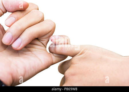 Versprechen Konzept. Nahaufnahme, Hände von Paar Anspannen des jeweils anderen kleinen Finger zusammen auf weißem Hintergrund mit Freistellungspfad isoliert. Stockfoto