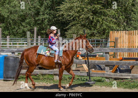 Attractivr, junges Mädchen, im Sattel sitzend, genießen Reiten und Wanderritt Abenteuer. Stockfoto