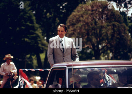 Der US-Senator von Kansas Robert Dole, steht auf einem Pick-Up-Truck Bed Ist Eine der Parade Einheiten in Cottonwood fällt in Kansas, in der Nähe von Emporia... Juni 1974 Stockfoto