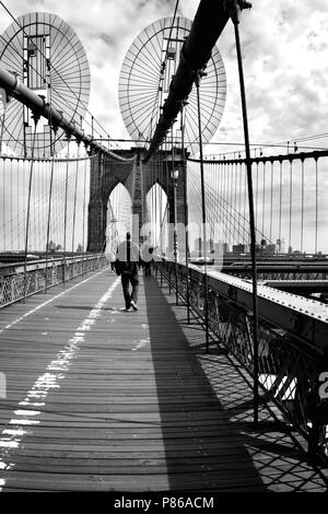 Schwarz-weiß Bild von der Brooklyn Bridge mit einem Mann verlassen Stockfoto