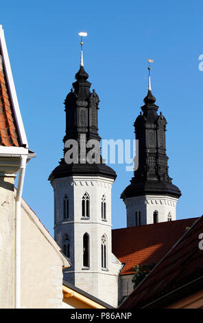 Türme der Kathedrale von Visby über die Dächer der mittelalterlichen Hansestadt in Insel Gotland, Schweden. Stockfoto