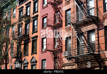 New York City East Village details mit Feuer Stockfoto