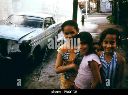 Drei junge Mädchen auf der Bond Street in Brooklyn... 07 1974 Stockfoto