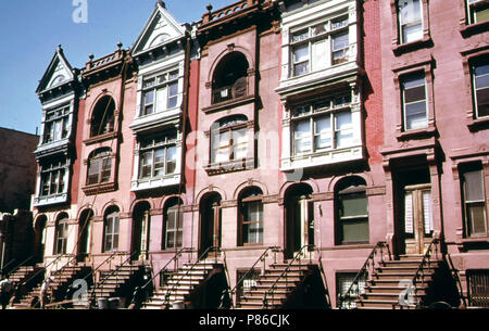 Die Jahrhundertwende Brownstone Apartments gemalt und von den Eigentümern in Brooklyn, die nach wie vor eins der besten Beispiele für eine Stadt aus dem 19. Jahrhundert renoviert. 1974 Stockfoto