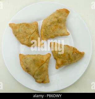 Isolierte samosa auf weißem Hintergrund Stockfoto