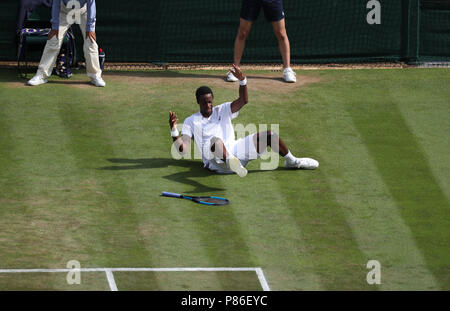 London, Großbritannien. London, Großbritannien. London, UK, 09. Juli 2018 All England Lawn Tennis und Croquet Club, London, England; die Wimbledon Tennis Championships, Tag 7; Gael Monfils (FRA) rutscht und auf dem Gericht fallen während seinem Match gegen Kevin Anderson (RSA) Credit: Aktion Plus Sport Bilder/Alamy Live News Credit: Aktion Plus Sport Bilder/Alamy leben Nachrichten Stockfoto