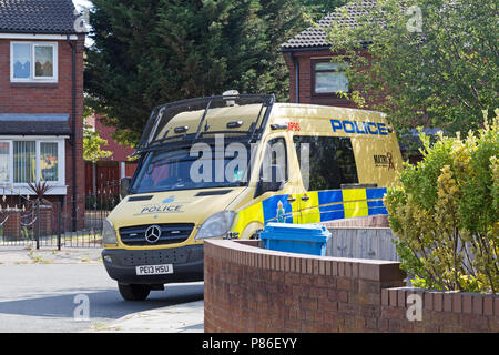 Liverpool, Großbritannien. 9. Juli 2018. Bombenentschärfung und Matrix Polizisten ein Haus in der Nähe in der Toxtheth Micawber Bezirk von Liverpool suchen. Merseyside Polizei bestätigen ein verdächtiges Paket auf dem Grundstück gefunden wurde. Die Polizei hat eine Erklärung: "Wir sind derzeit in der Teilnahme an einer Immobilie in Toxteth. Offiziere eine feuerwaffen Haftbefehl an Micawber schließen um 23.40 Uhr am Samstag, 7. Juli, und nach einer Suche der Unterkunft haben ein verdächtiges Paket, EOD haben zu der Szene" genannt wurde. Credit: Ken Biggs/Alamy Leben Nachrichten. Stockfoto