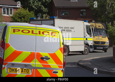 Liverpool, Großbritannien. 9. Juli 2018. Bombenentschärfung und Matrix Polizisten ein Haus in der Nähe in der Toxtheth Micawber Bezirk von Liverpool suchen. Merseyside Polizei bestätigen ein verdächtiges Paket auf dem Grundstück gefunden wurde. Die Polizei hat eine Erklärung: "Wir sind derzeit in der Teilnahme an einer Immobilie in Toxteth. Offiziere eine feuerwaffen Haftbefehl an Micawber schließen um 23.40 Uhr am Samstag, 7. Juli, und nach einer Suche der Unterkunft haben ein verdächtiges Paket, EOD haben zu der Szene" genannt wurde. Credit: Ken Biggs/Alamy Leben Nachrichten. Stockfoto