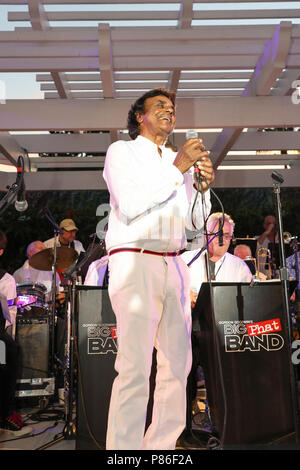 Newport Beach, Kalifornien, USA. 8. Juli 2018. Johnny Mathis durchführen am 20. jährlichen Eric Marienthal und Freunde hohe Hoffnungen Benefizkonzert im Hyatt Regency Hotel in Newport Beach, Kalifornien am 8. Juli 2018 statt. Credit: Sheri Determan/Alamy leben Nachrichten Stockfoto
