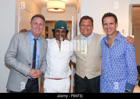 Newport Beach, Kalifornien, USA. 8. Juli 2018. Gordon Goodwin, Johnny Mathis, Mark Desmond, und Eric Marienthal die Teilnahme an der 20. jährlichen Eric Marienthal und Freunde hohe Hoffnungen Benefizkonzert im Hyatt Regency Hotel in Newport Beach, Kalifornien am 8. Juli 2018 statt. Credit: Sheri Determan/Alamy leben Nachrichten Stockfoto