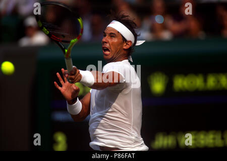 London, England - Juli 9, 2018. Wimbledon Tennis: Der Spanier Rafael Nadal in Aktion während seiner vierten Runde Spiel gegen Jiri Vesely in der Tschechischen Republik. Quelle: Adam Stoltman/Alamy leben Nachrichten Stockfoto