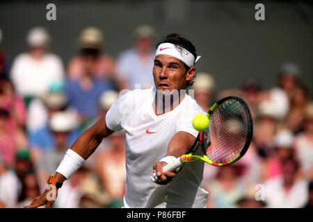 London, England - Juli 9, 2018. Wimbledon Tennis: Der Spanier Rafael Nadal in Aktion während seiner vierten Runde Spiel gegen Jiri Vesely in der Tschechischen Republik. Quelle: Adam Stoltman/Alamy leben Nachrichten Stockfoto