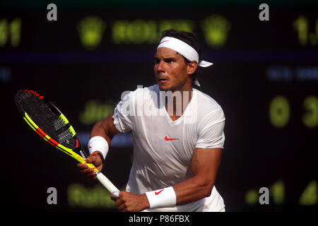 London, England - Juli 9, 2018. Wimbledon Tennis: Der Spanier Rafael Nadal in Aktion während seiner vierten Runde Spiel gegen Jiri Vesely in der Tschechischen Republik. Quelle: Adam Stoltman/Alamy leben Nachrichten Stockfoto