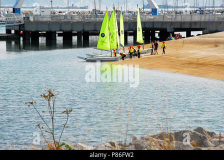 Dorset. 9. Juli 2018. Schüler bereiten sich für ihren Segelkurs im sonnigen Portland Harbour Credit: stuart Hartmut Ost/Alamy leben Nachrichten Stockfoto