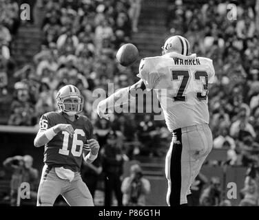 November 15, 1987 - San Francisco, Kalifornien, USA - San Francisco 49ers vs New Orleans Saints Candlestick Park Sonntag, 15. November 1987. Saints Beat 49ers 26-24. San Francisco 49ers Quarterback Joe Montana (16) über New Orleans Saints Defensive Ende Frank Warren (Credit Bild: © Al Golub über ZUMA Draht) Stockfoto