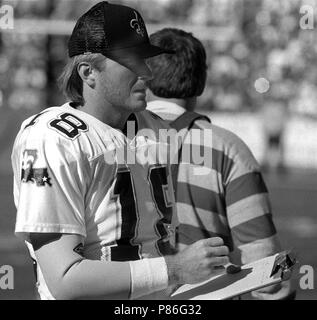 November 15, 1987 - San Francisco, Kalifornien, USA - San Francisco 49ers vs New Orleans Saints Candlestick Park Sonntag, 15. November 1987. Saints Beat 49ers 26-24. New Orleans Saints Quarterback Dave Wilson (Credit Bild: © Al Golub über ZUMA Draht) Stockfoto