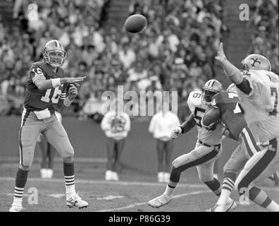 November 15, 1987 - San Francisco, Kalifornien, USA - San Francisco 49ers vs New Orleans Saints Candlestick Park Sonntag, 15. November 1987. Saints Beat 49ers 26-24. San Francisco 49ers Quarterback Joe Montana (Credit Bild: © Al Golub über ZUMA Draht) Stockfoto