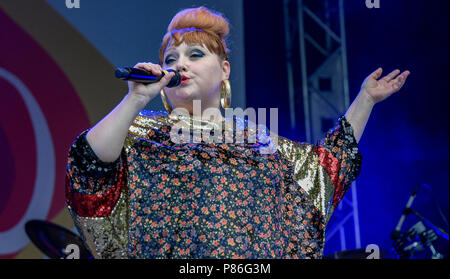 Hamburg, Deutschland. 09 Juli, 2018. Die amerikanische Sängerin Beth Ditto stehend auf der Bühne im Stadtpark Open Air Konzert. Quelle: Axel Heimken/dpa/Alamy leben Nachrichten Stockfoto