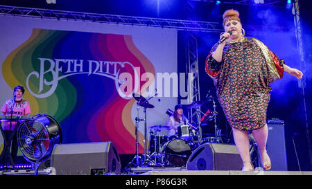 Hamburg, Deutschland. 09 Juli, 2018. Die amerikanische Sängerin Beth Ditto stehend auf der Bühne im Stadtpark Open Air Konzert. Quelle: Axel Heimken/dpa/Alamy leben Nachrichten Stockfoto