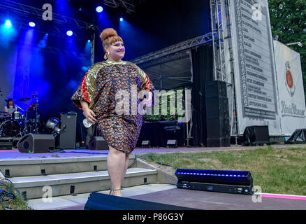 Hamburg, Deutschland. 09 Juli, 2018. Die amerikanische Sängerin Beth Ditto stehend auf der Bühne im Stadtpark Open Air Konzert. Quelle: Axel Heimken/dpa/Alamy leben Nachrichten Stockfoto