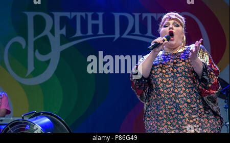 Hamburg, Deutschland. 09 Juli, 2018. Die amerikanische Sängerin Beth Ditto stehend auf der Bühne im Stadtpark Open Air Konzert. Quelle: Axel Heimken/dpa/Alamy leben Nachrichten Stockfoto