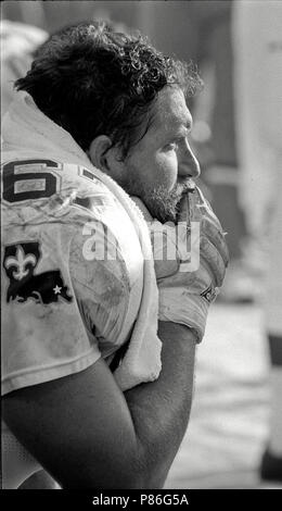 San Francisco, Kalifornien, USA. 15 Nov, 1987. San Francisco 49ers vs New Orleans Saints Candlestick Park Sonntag, 15. November 1987. Saints Beat 49ers 26-24. New Orleans Saints Angriff Stan Brock Credit: Al Golub/ZUMA Draht/Alamy leben Nachrichten Stockfoto