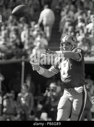 November 15, 1987 - San Francisco, Kalifornien, USA - San Francisco 49ers vs New Orleans Saints Candlestick Park Sonntag, 15. November 1987. Saints Beat 49ers 26-24. San Francisco 49ers Quarterback Steve Young (Credit Bild: © Al Golub über ZUMA Draht) Stockfoto