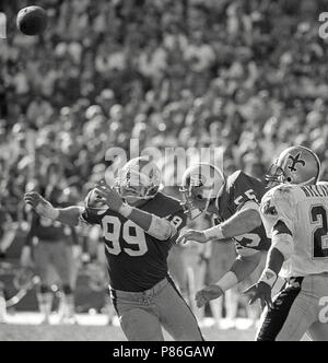 November 15, 1987 - San Francisco, Kalifornien, USA - San Francisco 49ers vs New Orleans Saints Candlestick Park Sonntag, 15. November 1987. Saints Beat 49ers 26-24. San Francisco 49ers Linebacker Mike Walter (99) geht nach lose Kugel. (Bild: © Al Golub über ZUMA Draht) Stockfoto