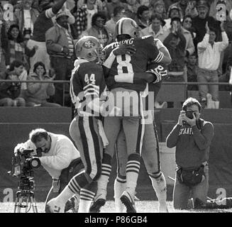 November 15, 1987 - San Francisco, Kalifornien, USA - San Francisco 49ers vs New Orleans Saints Candlestick Park Sonntag, 15. November 1987. Saints Beat 49ers 26-24. San Francisco 49ers Zurück Tom Rathman (44), Quarterback Steve Young (8) und Wide Receiver Jerry Rice (80) feiern Touchdown. (Bild: © Al Golub über ZUMA Draht) Stockfoto