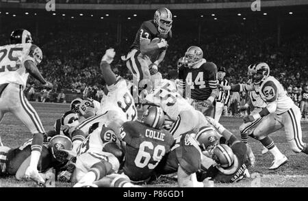 Dezember 27, 1987 - San Francisco, Kalifornien, USA - San Francisco 49ers vs Los Angeles Rams an Candlestick Park Sonntag, 27 Dezember, 1987. 49ers Beat LA Rams 48-0. San Francisco 49ers Zurück Roger Craig (33) macht es. (Bild: © Al Golub über ZUMA Draht) Stockfoto