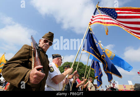 Bettendorf, Iowa, USA. 4. Juli 2018. Das Tragen einer Welt krieg ich' 'ougboy'' einheitliche Johannes Cepican, links führt die Bettendorf American Legion Post 154, VFW Post 9128 Ehre Gaurd während der jährlichen 4. Juli Parade in der Innenstadt von Bettendorf, Iowa. Credit: Kevin E. Schmidt/Viererkabel - Zeiten/Viererkabel - Zeiten/ZUMA Draht/Alamy leben Nachrichten Stockfoto