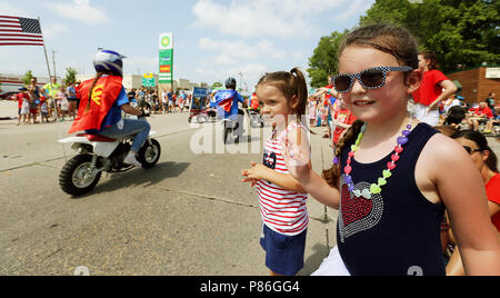 Bettendorf, Iowa, USA. 4. Juli 2018. Vier-jährigen Lils Lischer, Recht und Lillian Piatt beide Eldridge weitere Süßigkeiten Werfer während der jährlichen 4. Juli Parade in der Innenstadt von Ottawa. Credit: Kevin E. Schmidt/Viererkabel - Zeiten/Viererkabel - Zeiten/ZUMA Draht/Alamy leben Nachrichten Stockfoto