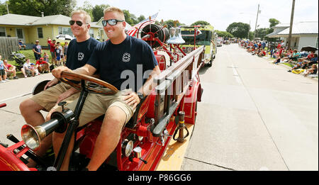 Bettendorf, Iowa, USA. 4. Juli 2018. Austin, Recht und Rod Blunk mit dem Bettendorf Feuerwehr Antrieb der Abteilungen, die zuerst fire truck entlang Grant Street während des vierten Juli Parade in Bettendorf, Iowa Mittwoch, 04. Juli 2018. Die American LaFrance Brockway Torpedo, ein 1922 Modell, kam von Elmira, NY war es, die durch die Stadt von Bettendorf 1924 für $ 6.000 gekauft und mit dem Zug Anfang November dieses Jahres ausgeliefert. Credit: Kevin E. Schmidt/Viererkabel - Zeiten/Viererkabel - Zeiten/ZUMA Draht/Alamy leben Nachrichten Stockfoto