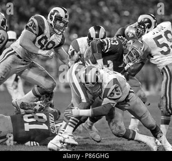 Dezember 19, 1986 - San Francisco, Kalifornien, USA - San Francisco 49ers vs Los Angeles Rams an Candlestick Park Freitag, 19 Dezember, 1986. 49ers Schlagen Rams 24-14. Los Angeles Rams Linebacker Carl Ekern (55) packt San Francisco 49ers Zurück Roger Craig (Credit Bild: © Al Golub über ZUMA Draht) Stockfoto