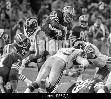 Dezember 19, 1986 - San Francisco, Kalifornien, USA - San Francisco 49ers vs Los Angeles Rams an Candlestick Park Freitag, 19 Dezember, 1986. 49ers Schlagen Rams 24-14. San Francisco 49ers Zurück Roger Craig (33) Fliegen durch den Verteidiger. (Bild: © Al Golub über ZUMA Draht) Stockfoto