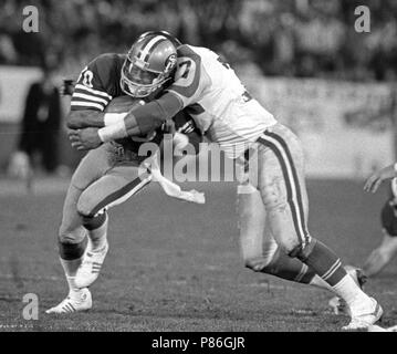 Dezember 19, 1986 - San Francisco, Kalifornien, USA - San Francisco 49ers vs Los Angeles Rams an Candlestick Park Freitag, 19 Dezember, 1986. 49ers Schlagen Rams 24-14. Los Angeles Rams Defensive Ende Gary Jeter (77) stoppt die San Francisco 49ers Wide Receiver Jerry Rice (Bild: © Al Golub über ZUMA Draht) Stockfoto