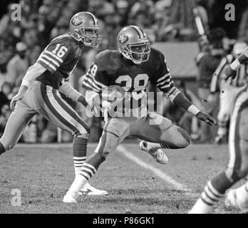 Dezember 19, 1986 - San Francisco, Kalifornien, USA - San Francisco 49ers vs Los Angeles Rams an Candlestick Park Freitag, 19 Dezember, 1986. 49ers Schlagen Rams 24-14. San Francisco Quarterback Joe Montana (16) und 49ers zurück Joe Cribbs (Credit Bild: © Al Golub über ZUMA Draht) Stockfoto