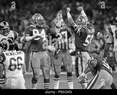 Dezember 19, 1986 - San Francisco, Kalifornien, USA - San Francisco 49ers vs Los Angeles Rams an Candlestick Park Freitag, 19 Dezember, 1986. 49ers Schlagen Rams 24-14. San Francisco 49ers Defensive Ende Charles Haley (94), Defensive zurück Carlton Williamson (27) und Linebacker Riki Ellison (Credit Bild: © Al Golub über ZUMA Draht) Stockfoto