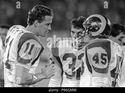 Dezember 19, 1986 - San Francisco, Kalifornien, USA - San Francisco 49ers vs Los Angeles Rams an Candlestick Park Freitag, 19 Dezember, 1986. 49ers Schlagen Rams 24-14. Los Angeles Rams Quarterback Jim Everett (11), Running Back Tim Tyrrell (32) und Tight End Darren Lange (Credit Bild: © Al Golub über ZUMA Draht) Stockfoto