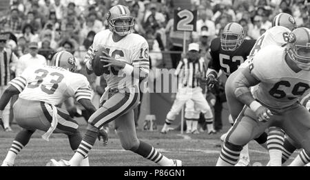 August 10, 1986 - San Francisco, Kalifornien, USA - San Francisco 49ers vs Los Angeles Raiders bei Candlestick Park Sonntag, 10. August 1986. Preseason Spiel. San Francisco Quarterback Joe Montana (Credit Bild: © Al Golub über ZUMA Draht) Stockfoto