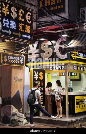 Kowloon, Hong Kong. 8. Juli 2018. Touristen den Austausch von Währung zu einem Geld Zählerwechsel und Western Union Filiale in Mong Kok, Hong Kong. Credit: Miguel Candela/SOPA Images/ZUMA Draht/Alamy leben Nachrichten Stockfoto